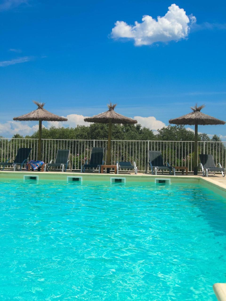 Hotel Restaurant Le Gardon - Pont Du Gard Collias Bagian luar foto